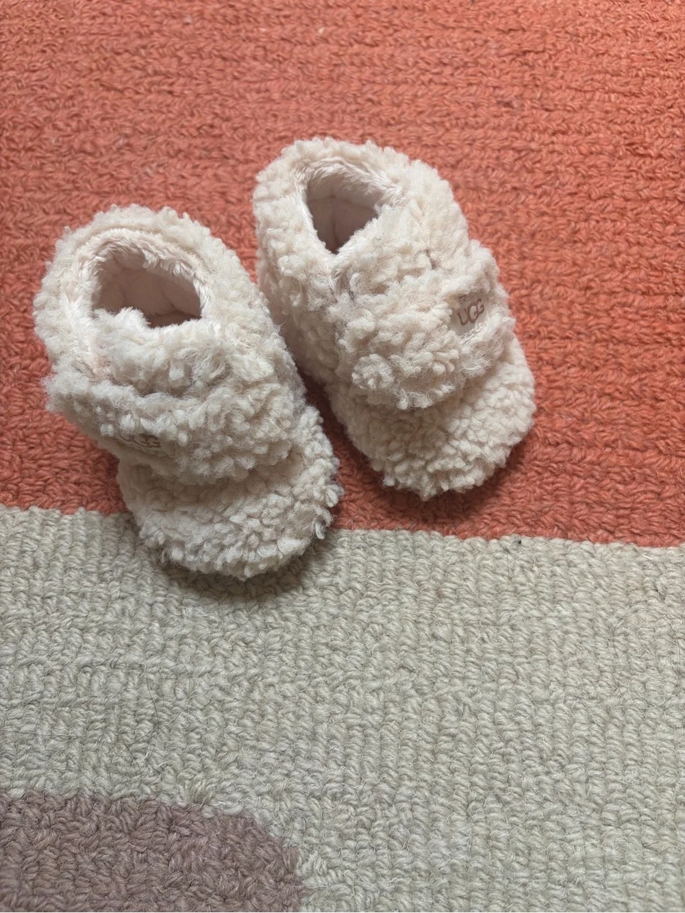 UGG Kids Sherpa Strap Slippers in Cream